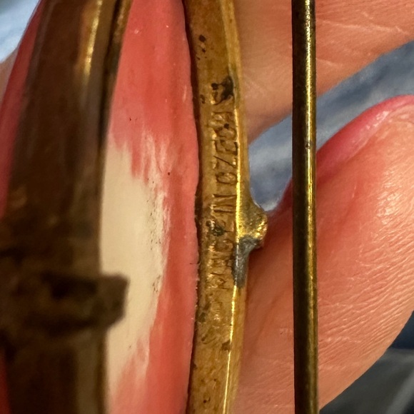 Vintage pink coral oval stone brooch set in gold tone hardware Czech - Picture 12 of 13